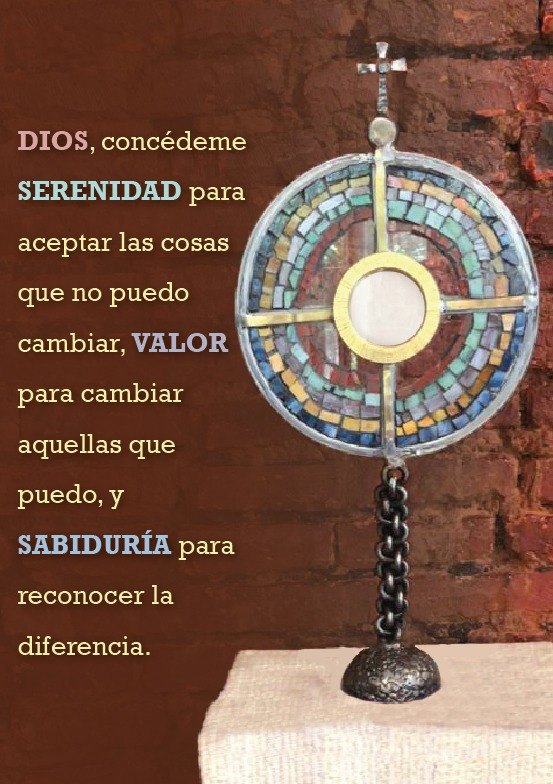 La custodia de la capilla de Galilea, de mosaicos de colores, junto a la oración de la serenidad: Dios, concédeme serenidad para aceptar las cosas que no puedo cambiar, valor para cambiar aquellas que puedo, y sabiduría para reconocer la diferencia.